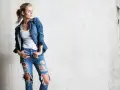 Stylowa blondynka w rozdartych jeansach i jeansowej koszuli. Inspiracja, jak nosić koszulę do jeansów.
