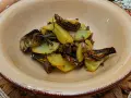 Deliziosi carciofi e patate croccanti, cotti alla perfezione nella friggitrice ad aria. Un contorno semplice e gustoso.