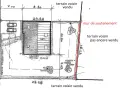 Plan de masse montrant une maison, des arbres et un mur de soutènement délimitant des terrains voisins vendus et non vendus.