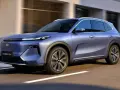 Niebieski SUV Geely Starray EM-i w ruchu drogowym.