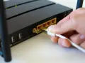 Podłączanie kabla LAN do routera to pierwszy krok, jak podłączyć internet do telewizora.