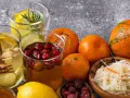 Tisane con limone, zenzero e bacche, zucche, mandarini e crauti: ecco cosa mangiare per le difese immunitarie basse.
