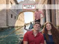 Coppia felice in gondola sotto il Ponte dei Sospiri, Venezia.