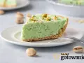 Pyszny krem pistacjowy z mascarpone na kruchym spodzie, posypany posiekanymi pistacjami. Idealny deser dla miłośników orzechowych smaków.