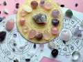 Kamienie szlachetne i astrologiczne koło symbolizujące zimowe znaki zodiaku.