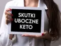 Kobieta trzyma tablet z napisem "SKUTKI UBOCZNE KETO".