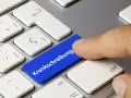 Finger drückt blaue Taste mit "Krankmeldung" für eine E-Mail.