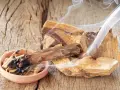 Fragmentos de palo santo humeante sobre madera rústica. Quemar palo santo es malo para el medio ambiente y la salud.