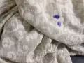 Niebieska plama po flamastrze na jasnej tkaninie z wzorem. Jak zmyć flamaster z ubrania?