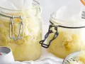 Zwei Gläser mit hausgemachtem Sauerkraut, bereit für die Fermentation. Ein einfaches Sauerkraut Rezept für gesunde Beilagen.
