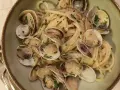 Pyszne Spaghetti con le Vongole przepis. Makaron z małżami i natką pietruszki, gotowy do podania.