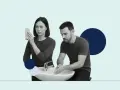Kobieta z niepokojem ogląda coś na telefonie, podczas gdy mężczyzna obsesyjnie myje ręce. To mogą być objawy OCD.