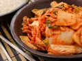 Sałatka z kimchi: Jak zrobić, co daje i gdzie kupić?