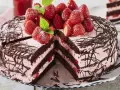 Eine köstliche Erdbeer Schoko Torte mit frischen Erdbeeren und zarter Schokoladendekoration.