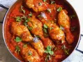 Pollo alla cacciatora succulento in padella, con erbe aromatiche fresche e scorza di limone. Un piatto rustico e saporito.