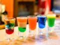 Dobre shoty: Przepisy, które uczynią Cię mistrzem imprezy!