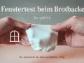 Hände dehnen einen hellen Teig, um den Fenstertest beim Brotbacken durchzuführen. So erkennst du den perfekten Teig.