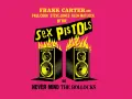 Frank Carter et les membres de Sex Pistols, Steve Jones, Paul Cook, Glen Matlock, sur fond rose vif, avec des enceintes en feu.