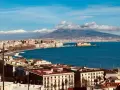 Vue panoramique de Naples avec le Vésuve en arrière-plan, un voyage inoubliable.