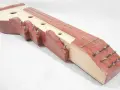 Drewniana cytra instrument z wieloma strunami i otworami rezonansowymi.