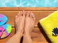 Piedi curati, pronti per l'estate. Scopri come fare la pedicure a casa con questi semplici passaggi.