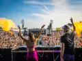 DJ-ka i DJ na scenie, płomienie buchają, tłum szaleje. To jedna z największych imprez techno na świecie!