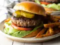 Burgery jak z burgerowni: soczyste kotlety z mięsa mielonego w domu