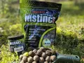 Najskuteczniejsze kulki proteinowe na karpia Instinct Umami, w opakowaniu i na łyżce, gotowe do łowienia.