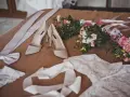 Jak zakończyć przygotowania na tydzień przed ślubem? Czas na relaks! Delikatne buty, bukiety i koronki czekają na wielki dzień.