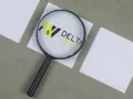 Lupa powiększa logo DELTA WISE, symbolizując dokładność w windykacji.