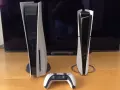 Dwie konsole PlayStation 5, jedna większa, druga smuklejsza, obok kontrolera. Premiera PS5 Slim już blisko!
