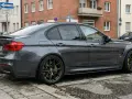 Grauer BMW M3 parkt auf Kopfsteinpflaster. Die Werkstatt bekommt das Ersatzteil nicht, der Wagen wartet.