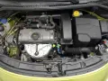 Silnik Peugeot 207, widok z góry. Widać elementy układu dolotowego, pokrywę zaworów i alternator.