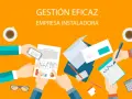 Manos analizando gráficos y documentos, elementos de la empresa para una gestión eficaz.