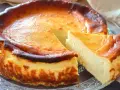 Tarta queso La Viña de 1 kg, con su característica corteza caramelizada y centro cremoso, lista para ser disfrutada.
