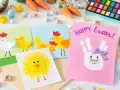 Bunte Osterkarten zum Selberbasteln mit Kindern: Küken, Hühner und ein Hase aus Handabdrücken.