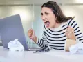 Wütende Frau schreit vor Laptop, frustriert über Probleme im **bad neighbourhood**.