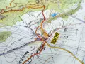 Mapa turystyczna z zaznaczonymi szlakami i miejscowościami, w tym Radkowem. Widoczne są **góry stołowe** i ukształtowanie terenu.