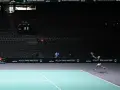 Jugador de tenis golpea la pelota en el torneo Rolex Paris Masters.