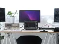 Studio z monitorami Adam Audio T7V, laptopem, klawiaturą i mikserem. Idealne miejsce do tworzenia muzyki.