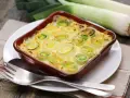 Puerros al horno gratinados, tiernos y dorados, listos para disfrutar.