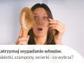 Zaskoczona kobieta trzyma szczotkę z garścią wypadających włosów. Szuka rozwiązania, np. tabletek na porost włosów.