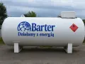 Duży, biały zbiornik na gaz butan z logo "Barter" i ostrzeżeniem o łatwopalności.