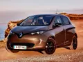 Brązowy Renault Zoe na tle morza i klifów. Poznaj jego renault zoe dane techniczne.