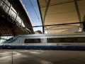Nowoczesny pociąg PKP Intercity EIC na peronie pod zadaszeniem.