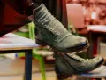 Stivaletti verdi da uomo con borchie dorate, perfetti per capire come abbinare scarpe verdi uomo con stile.