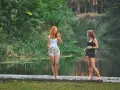 Dwie dziewczyny łowią ryby nad jeziorem wolickim.