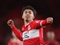 Jugador del Middlesbrough celebra un gol, mostrando su alegría y las posiciones del equipo en la liga.