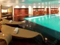 Rilassati in questa spa: piscina turchese, lettini comodi, candele e un'atmosfera di pace. Ecco cosa si fa in una spa per rigenerarsi.