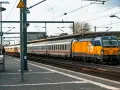 Pociąg Berlin Warszawa Express z żółto-niebieską lokomotywą na peronie.